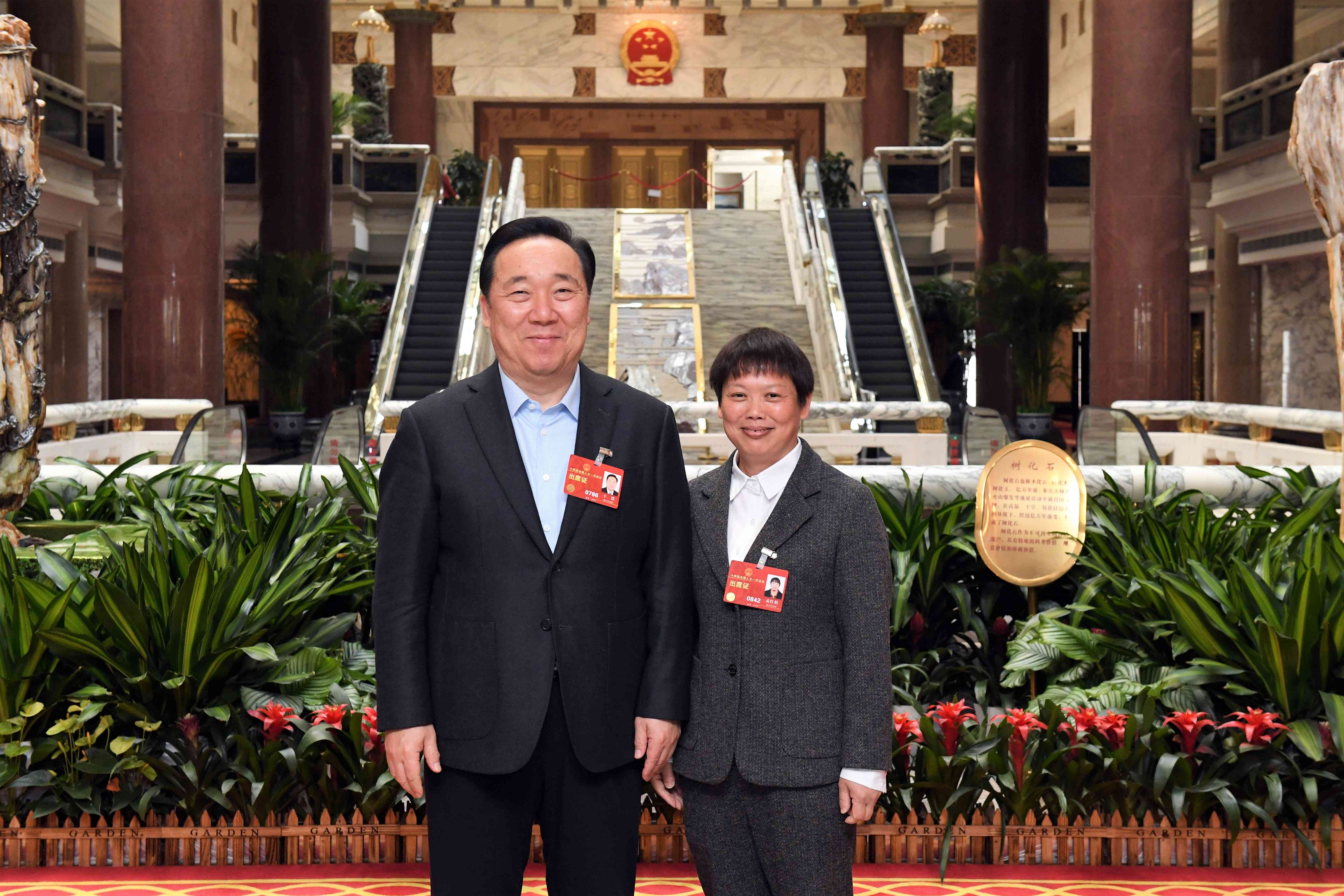 53、2023年1月15日,浙江省第十四屆人民代表大會(huì)第一次會(huì)議舉行第三次全體會(huì)議,我司紹興工廠車間主任孟紅娟當(dāng)選全國人大代表。.jpg 53、2023年1月15日,浙江省第十四屆人民代表大會(huì)第一次會(huì)議舉行第三次全體會(huì)議,我司紹興工廠車間主任孟紅娟當(dāng)選全國人大代表。.jpg